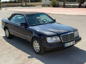 Image 16/30 of Mercedes-Benz E 200 "Final Edition" (1997)