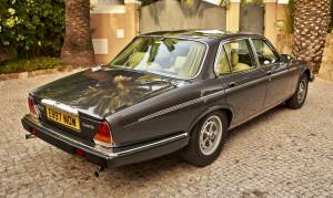 Image 8/50 of Jaguar XJ 12 (1988)