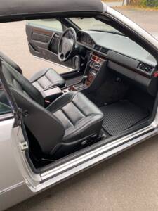 Image 6/15 of Mercedes-Benz E 220 (1996)