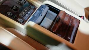 Image 9/32 de Mercedes-Benz 400 E (1991)