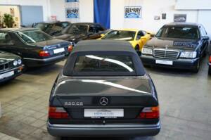 Immagine 25/30 di Mercedes-Benz 320 CE (1993)