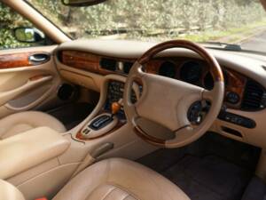 Image 8/19 of Jaguar XJ 8 Sovereign (1999)