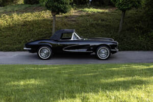 Image 2/7 of Chevrolet Corvette (1961)