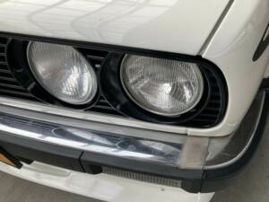 Image 8/34 de BMW 325i (1987)