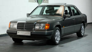 Image 1/40 de Mercedes-Benz 250 TD (1990)
