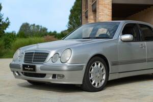Image 23/50 of Mercedes-Benz E 430 (2000)