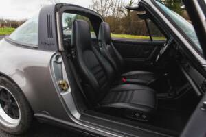 Image 46/50 de Porsche 911 Carrera 3.2 (1989)