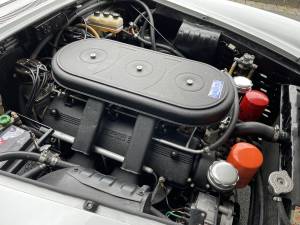 Image 18/26 of Ferrari 330 GT 2+2 (1966)
