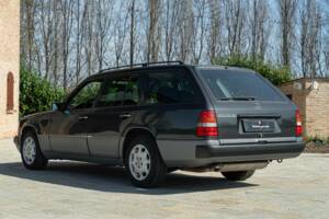 Imagen 6/50 de Mercedes-Benz 200 TE (1993)