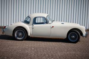 Image 6/46 of MG MGA 1500 (1959)