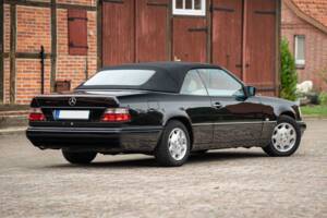 Image 14/83 de Mercedes-Benz E 220 (1996)