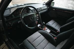 Image 2/43 of Mercedes-Benz 300 CE 3.2 AMG (1990)