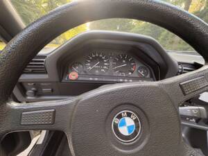 Immagine 38/75 di BMW 320i (1988)