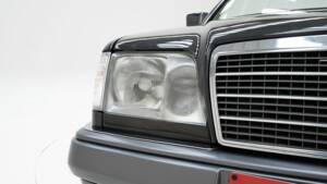 Image 14/15 of Mercedes-Benz E 220 (1994)