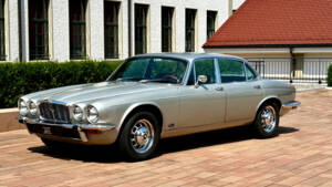 Image 2/10 de Jaguar XJ 12 L (1975)
