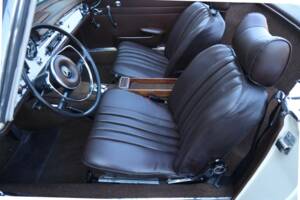Image 26/50 of Mercedes-Benz 250 SL (1967)