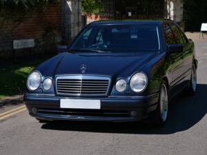 Immagine 30/50 di Mercedes-Benz E 55 AMG (1999)