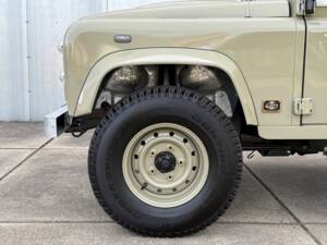 Bild 13/21 von Land Rover Defender 110 (2005)
