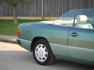 Bild 26/30 von Mercedes-Benz 300 CE-24 (1992)