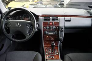 Bild 22/38 von Mercedes-Benz E 200 Kompressor (2001)