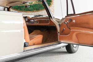 Bild 32/44 von Mercedes-Benz 220 SE b (1964)