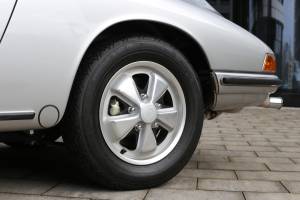 Image 2/78 of Porsche 911 2.0 S (1966)