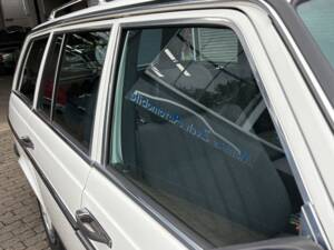 Image 62/66 of Mercedes-Benz 200 T (1984)