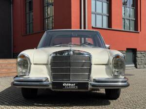 Image 4/54 de Mercedes-Benz 280 SE 3,5 (1970)