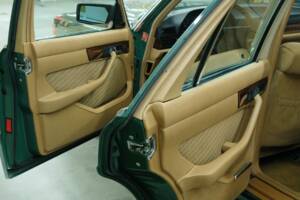 Bild 37/50 von Mercedes-Benz 260 SE (1990)