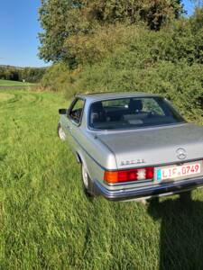 Afbeelding 6/53 van Mercedes-Benz 230 CE (1984)