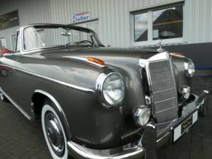 Image 19/23 of Mercedes-Benz 220 SE Cabriolet (1959)