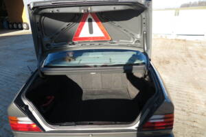 Image 39/92 de Mercedes-Benz 200 D (1989)