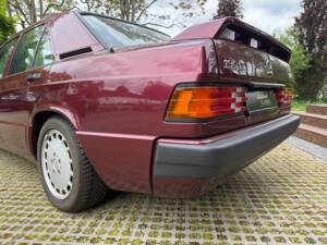Image 8/40 of Mercedes-Benz 190 E (1982)