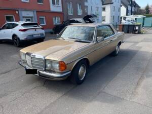 Image 4/20 de Mercedes-Benz 280 CE (1981)