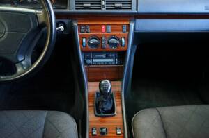 Image 19/33 of Mercedes-Benz E 300 Diesel (1994)