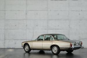 Bild 13/50 von Jaguar XJ 6 L 4.2 (1975)
