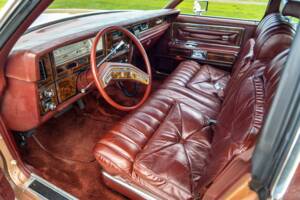 Image 2/8 of Lincoln Continental Town Car (1979)