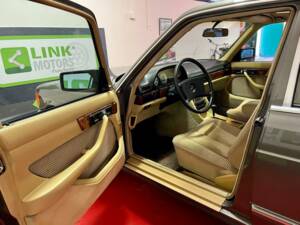 Image 24/30 of Mercedes-Benz 380 SE (1985)