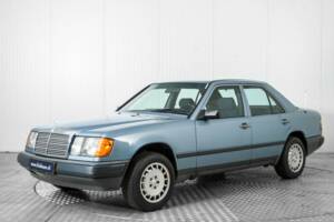 Bild 1/50 von Mercedes-Benz 230 E (1985)