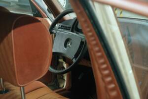 Bild 36/50 von Mercedes-Benz 380 SE (1980)