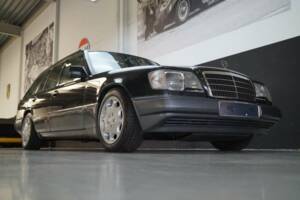 Bild 21/50 von Mercedes-Benz E 280 T (1994)