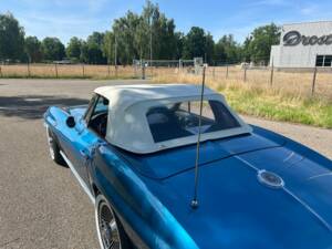 Image 6/8 of Chevrolet Corvette Sting Ray Convertible (1966)