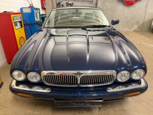 Image 4/17 of Jaguar XK8 4.2 (2000)