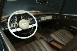 Image 15/50 of Mercedes-Benz 230 SL (1967)