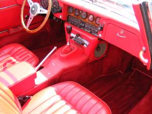 Image 14/30 de Jaguar E-Type (1971)