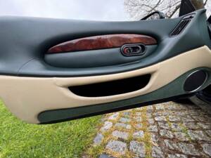 Image 42/44 of Aston Martin DB 7 Volante (1998)