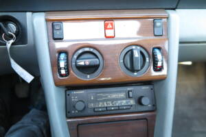 Image 50/92 de Mercedes-Benz 200 D (1989)