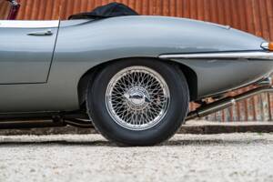 Image 31/34 de Jaguar E-Type (1968)