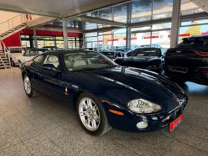 Image 29/35 of Jaguar XK8 4.0 (2002)