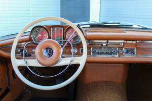 Image 25/32 of Mercedes-Benz 250 SE (1967)